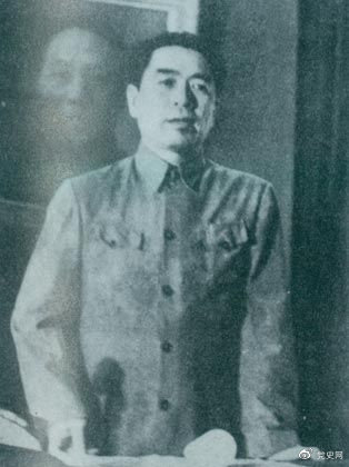 1949年7月6日，周恩來出席中華全國文學藝術工作者代表大會。圖為周恩來在會上作政治報告。