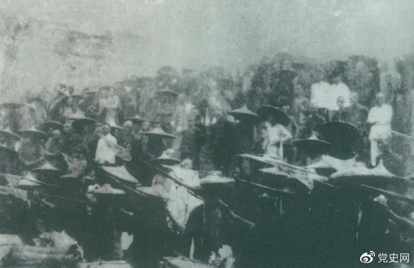 　　1926年7月9日，國民革命軍開始北伐。兩天后，北伐軍的先頭部隊葉挺獨立團(tuán)攻占了長沙。然后向武漢進(jìn)攻。一路上，迅猛發(fā)展的農(nóng)民運動有力地配合了北伐戰(zhàn)爭。在湖南、江西、湖北，農(nóng)民運動越來越引人注目。這是支援北伐戰(zhàn)爭的農(nóng)民自衛(wèi)軍。