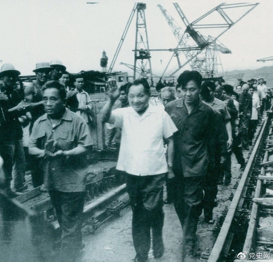 1980年7月12日，鄧小平到葛洲壩水利樞紐工程視察。