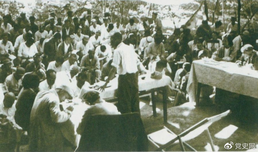 1947年7月17日至9月13日，全國土地會議在河北西柏坡召開。劉少奇主持會議并在會上作報告。