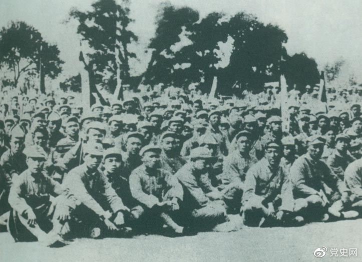 盧溝橋事變后的第11天，1937年7月18日，延安召開(kāi)群眾大會(huì)，毛澤東發(fā)表演說(shuō)。據(jù)當(dāng)時(shí)報(bào)載：“演詞激昂，聽(tīng)眾均摩拳擦掌，熱血沸騰，愿赴抗日戰(zhàn)場(chǎng)，與日寇決一死戰(zhàn)?！?/></p><p>盧溝橋事變后的第11天，1937年7月18日，延安召開(kāi)群眾大會(huì)，毛澤東發(fā)表演說(shuō)。據(jù)當(dāng)時(shí)報(bào)載：“演詞激昂，聽(tīng)眾均摩拳擦掌，熱血沸騰，愿赴抗日戰(zhàn)場(chǎng)，與日寇決一死戰(zhàn)?！?/p><p><br/></p><p>轉(zhuǎn)載：共產(chǎn)黨員網(wǎng)</p>
							
							</div><!-- article-con -->






		<div   id=