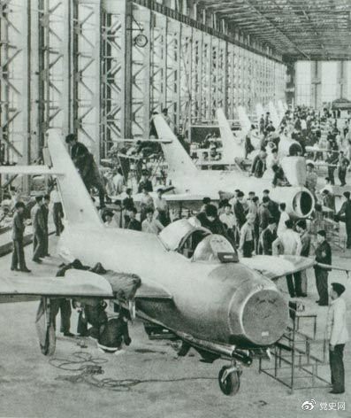 1956年7月19日，國產(chǎn)第一架噴氣式戰(zhàn)斗機(jī)在沈陽首次試飛成功，標(biāo)志著中國具備了獨(dú)立研制空軍武器裝備的能力。圖為國產(chǎn)第一批噴氣式飛機(jī)即將出廠。