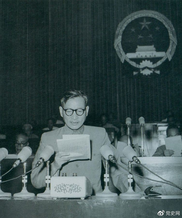 1955年7月，陳云在一屆全國人大二次會(huì)議上作堅(jiān)持和改進(jìn)糧食統(tǒng)購統(tǒng)銷工作的報(bào)告。