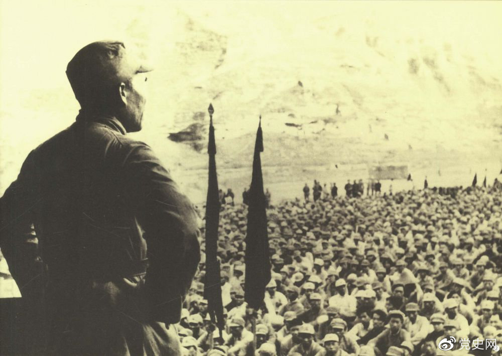 1937年8月后，朱德任中共中央軍委副主席、中央軍委華北軍分會(huì)書(shū)記、國(guó)民革命軍第八路軍總指揮（后為第十八集團(tuán)軍總司令），指揮八路軍開(kāi)赴華北抗日前線(xiàn)。圖為朱德對(duì)即將開(kāi)赴前線(xiàn)的八路軍將士講話(huà)。