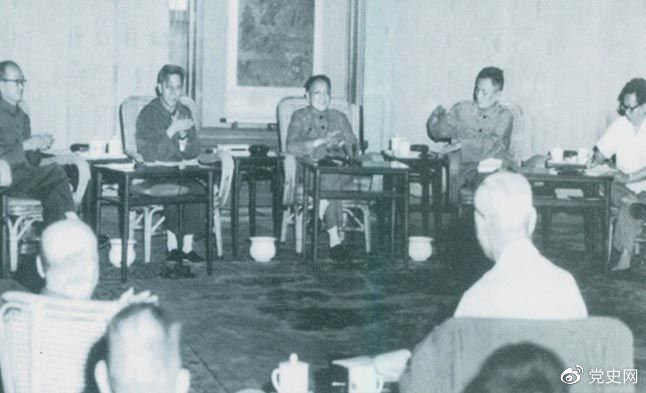 1977年8月4日—8日，鄧小平主持召開科學和教育工作座談會。