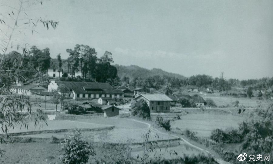1934年8月，任弼時等率紅六軍團9700余人，從橫石和新江口出發(fā)，開始西征。圖為江西遂川縣橫石。