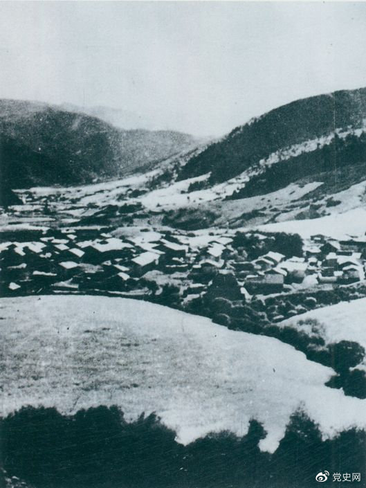 1935年8月20日，中共中央政治局在毛兒蓋召開會議，作出了《關(guān)于目前戰(zhàn)略方針之補充決定》，再次重申兩河口會議關(guān)于北上的戰(zhàn)略方針。圖為毛兒蓋。
