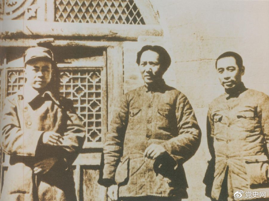 洛川會議上組成了新的中共中央革命軍事委員會，毛澤東為書記（亦稱主席）。這是毛澤東、周恩來和任弼時的合影。
