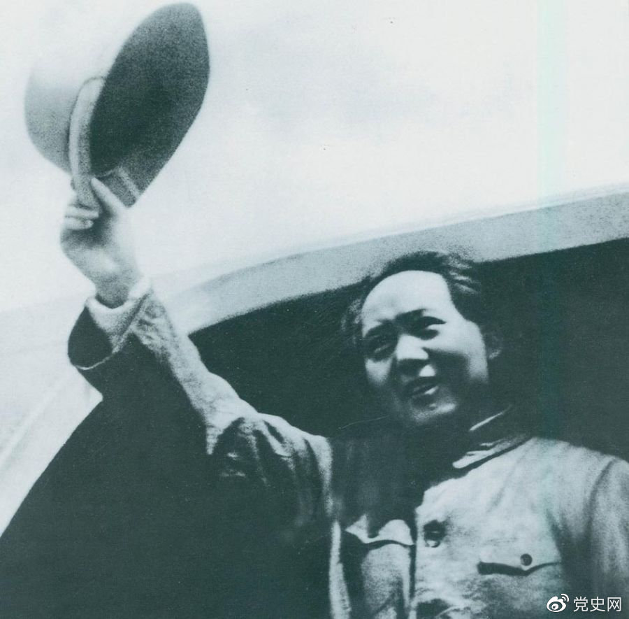 1945年8月28日，毛澤東飛赴重慶時(shí)，向前來歡送的延安軍民揮手告別。