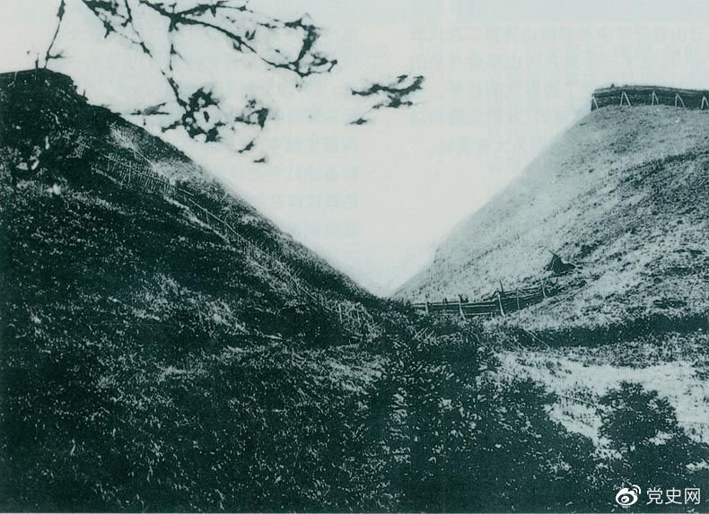 井岡山黃洋界哨口。1928年8月30日，紅軍以不足一個營的兵力，在這里擊退湘贛敵軍的進(jìn)攻，取得黃洋界保衛(wèi)戰(zhàn)的勝利。至11月，紅軍又打破了兩省敵軍對井岡山根據(jù)地的第二次“會剿”。