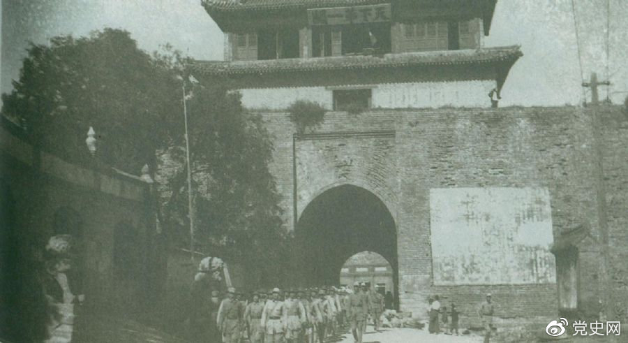 1945年8月下旬，八路軍解放山海關(guān)。