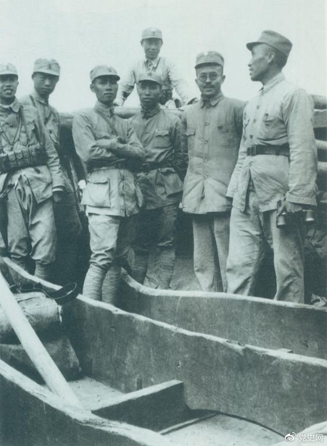 1937年9月，八路軍部分領(lǐng)導(dǎo)人率部東渡黃河，開(kāi)赴抗日前線。圖為渡船上的八路軍領(lǐng)導(dǎo)人，前排右起：朱德、任弼時(shí)、左權(quán)。