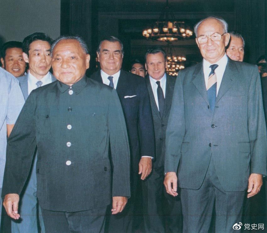 1988年9月5日，鄧小平在會(huì)見(jiàn)捷克斯洛伐克總統(tǒng)胡薩克時(shí)提出科學(xué)技術(shù)是第一生產(chǎn)力。
